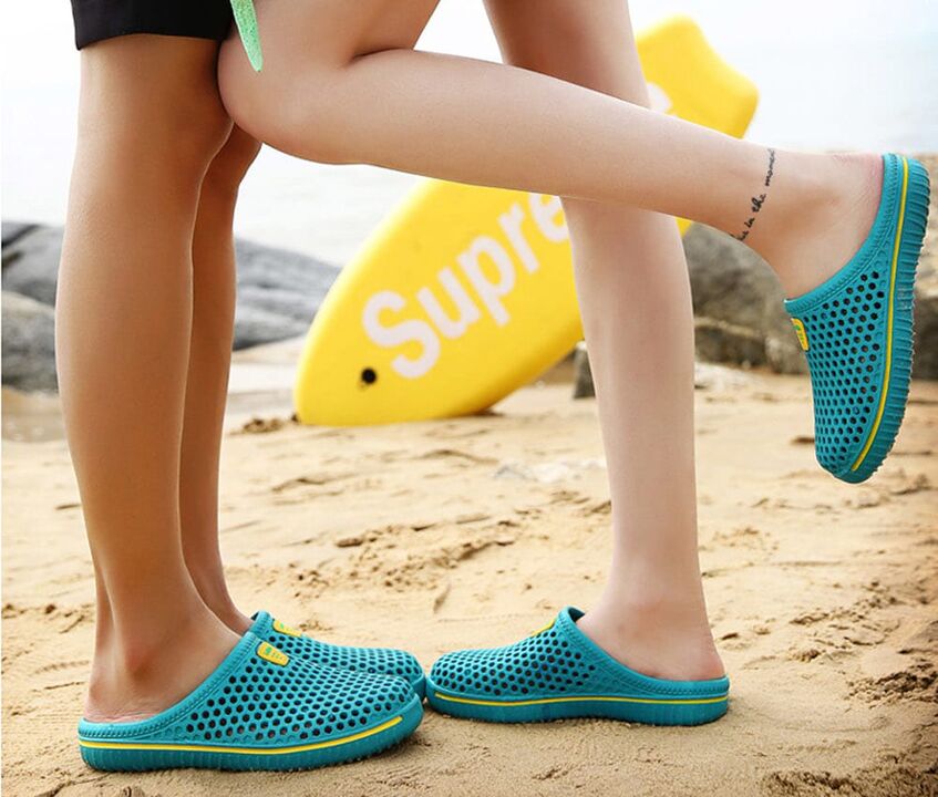 Da preprečite glivično okužbo, morate med hojo po plaži nositi copate. 